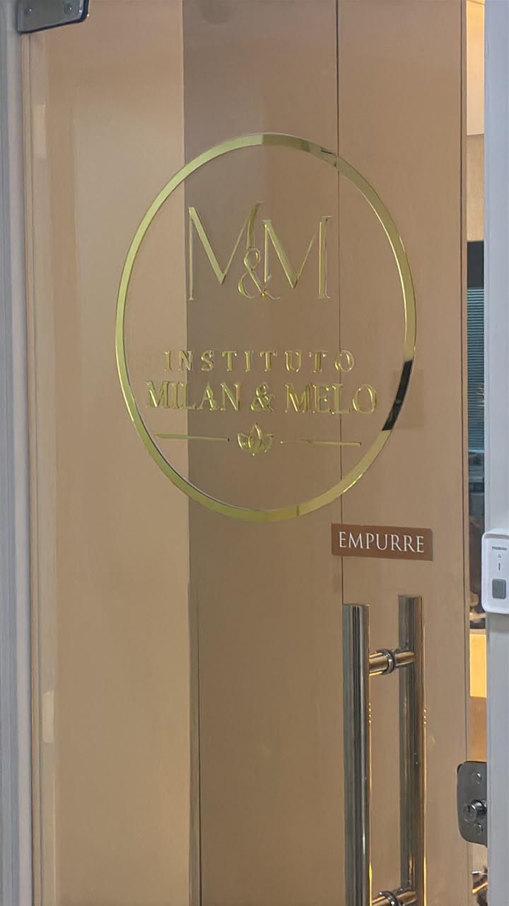 Entrada do Instituto Milan & Melo, com o logo em dourado na porta